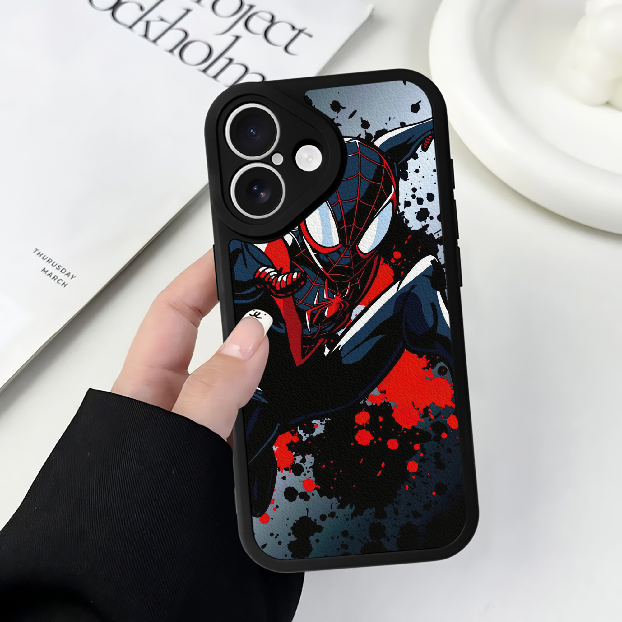 Spider Man スパイダーマン 【iPhone 16シリーズ対応】シリコンスマホケース（レザー調） 材質：シリコン